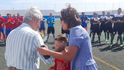 Marcial Francisco Hernández, presidente de la Asociación de Ex Jugadores de la UD Lanzarote, entregó un obsequio a los familiares de Maykel.