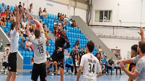 Jugador del San José Obrero realizando un lanzamiento ante la defensa del Alcobendas.