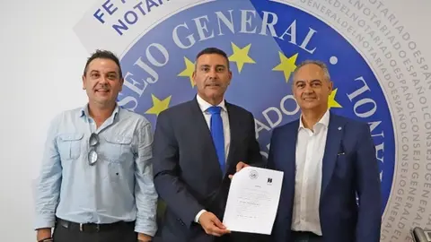 Oswaldo Betancort firmando la compra de solares para vivienda.