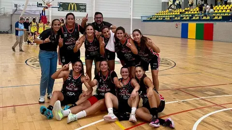 Jugadoras del Magec Tías celebrando la victoria.