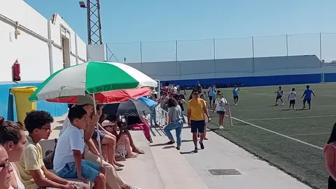 Imagen de cómo se tienen que proteger los aficionados del sol.
