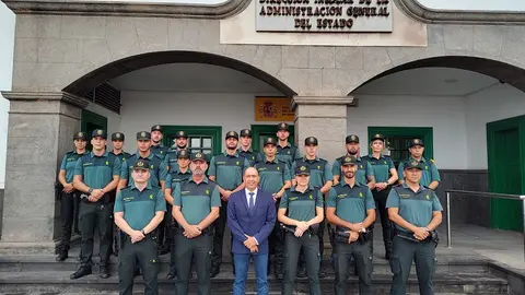 Pedro Viera junto a los nuevos agentes de la Guardia Civil.