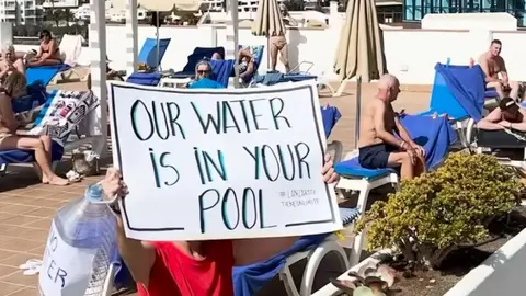 Imagen de una de las manifestantes junto a los diferentes turistas.