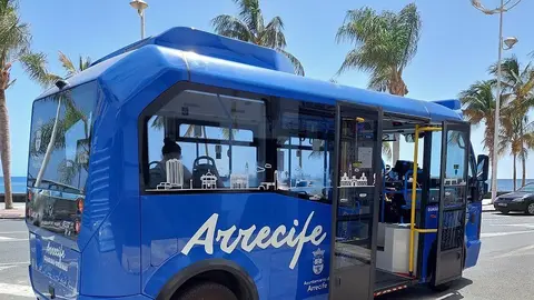 Imagen de una guagua de pequeño tamaño de Arrecife.