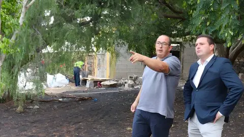 Óscar Noda, alcalde, y Rubén Arca, concejal de Limpieza, en una visita al pueblo de Uga