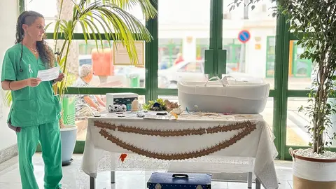 Imagen de cómo va a ser la cuna con una de las enfermeras del Área de Pediatría.