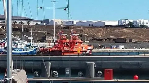 Imagen de las embarcaciones de Salvamento en Puerto Naos.