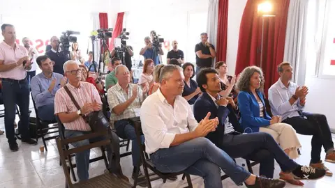 Un grupo de dirigentes socialistas en una convocatoria de prensa en su sede de Arrecife.