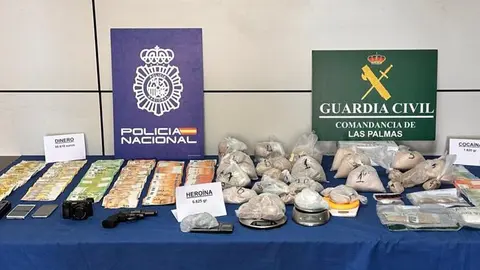 Imagen del material y el dinero decomisado por la Guardia Civil y la Policía Nacional.