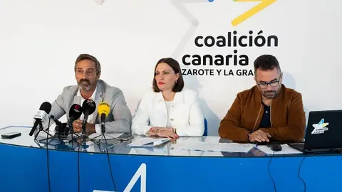 Pedro San Ginés, Migdalia Machín y Echedey Eugenio durante la rueda de prensa por el caso Sosa.