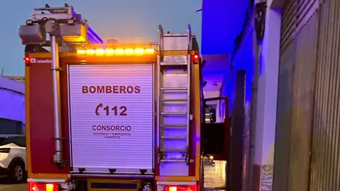El camión de bomberos en el lugar en el que se produjo la explosión.