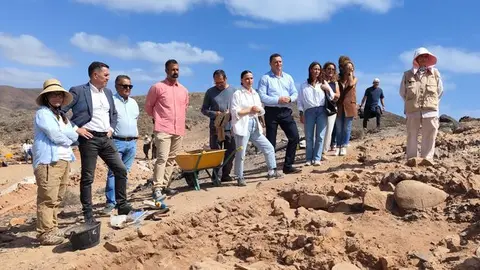 Momento en el que acuden a ver el hallazgo en el lugar donde se están produciendo las excavaciones