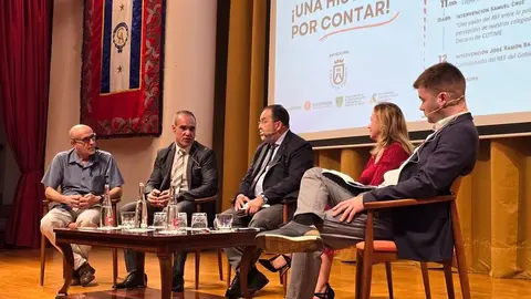 Imagen de los expertos que participaron en la mesa redonda sobre la historia de los fueros