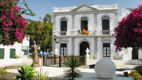Imagen de la fachada del Ayuntamiento de Haría