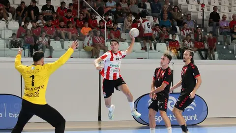 Jugador del Puerto Sagunto realizando un lanzamiento contra el portero del San José.