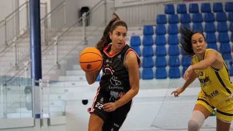 Jugadora del Magec Tías penetrando la defensa rival.