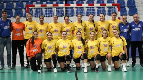 Cuerpo técnico y jugadoras del Puerto del Carmen.