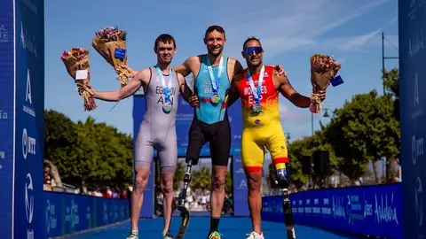 Lionel Morales en el podio de ganadores.