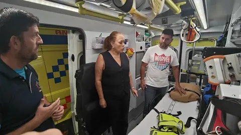 Astrid Pérez en el interior de una de las ambulancias de Emerlan.