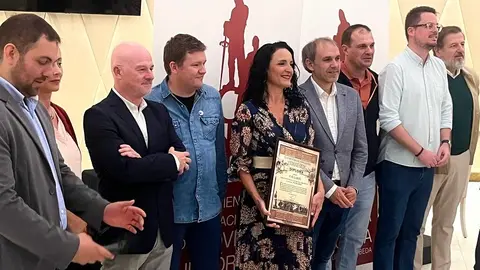 La escritora recogiendo el galardón.