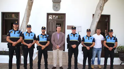 Alcalde de Yaiza junto al oficial jefe de la Policía Local, los cuatro agentes presentados y dos policías más forman parte de la plantilla.