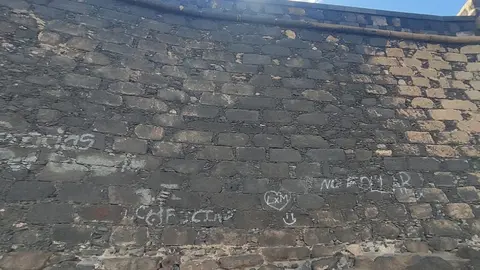Imagen de las pintadas en una de las fachadas del Castillo.