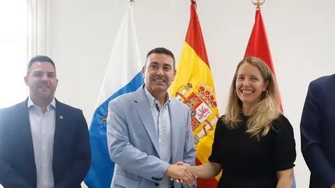 Firma del contrato de la residencia de mayores.