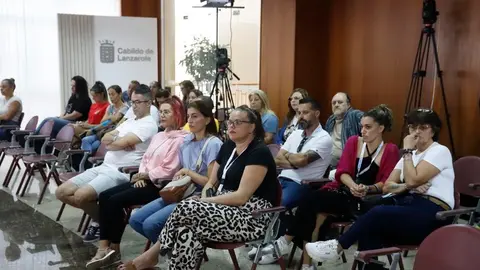 La gente que acudió para seguir este importante asunto.