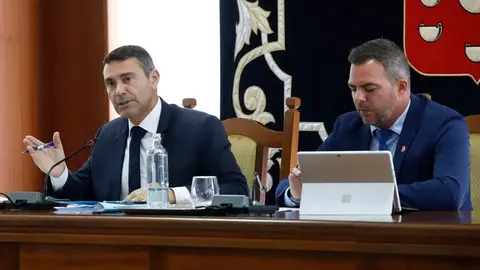 El presidente y el vicepresidente del Cabildo durante el pleno de este viernes