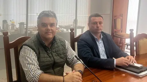 Armando Santana este viernes sentado en el pleno al lado de Óscar Noda