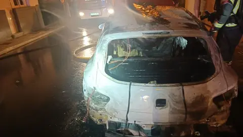 Así quedó el vehículo tras la actuación de los bomberos