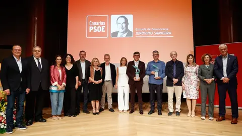 Imagen de los premiados y la cúpula del PSOE en Canarias