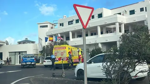 Momento de la actuación de la Policía Local y de los trabajadores del SUC