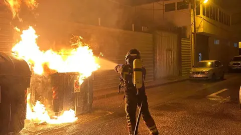 Uno de los bomberos que intervino empleándose a fondo en la extinción del fuego