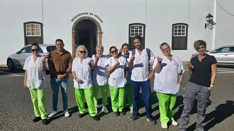 Yoné Caraballo con el personal de limpieza del Ayutamiento de Teguise (1)