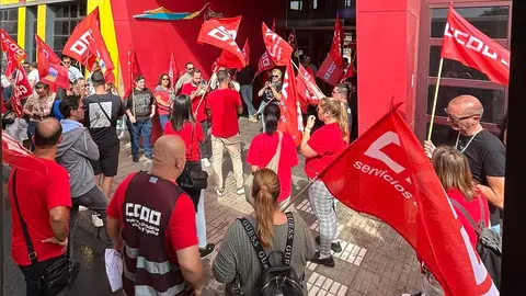 Manifestantes en la estación de guaguas de Lanzarote.