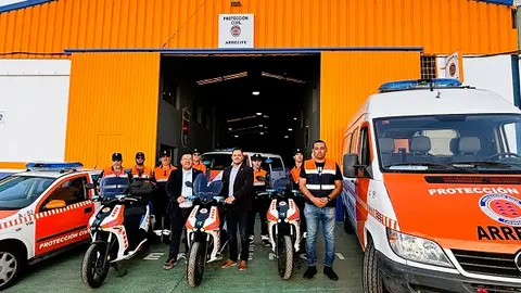 El alcalde de Arrecife, Yonathan de León, y el concejal de Seguridad y Emergencias, Kevin Cortés, con las nuevas motocicletas, y anuncian nueva licitación de vehículos 