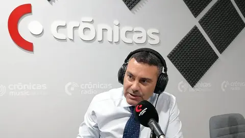 Oswaldo Betancort en el estudio de Crónicas Radio.