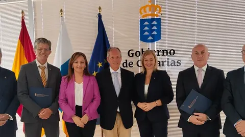 Representantes de los colegios de abogados junto a la consejera de Justicia del Gobierno de Canarias.