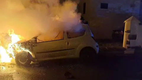 Imagen del vehículo en el momento en el que actuaron los bomberos