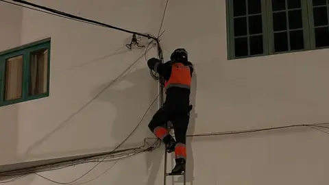Momento en el que el bombero termina de colocar el cable