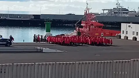 Inmigrantes rescatados por Salvamento Marítimo en el muelle de Puerto Naos.