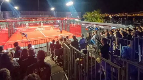 Imagen de las gradas instaladas en la Marina de Arrecife totalmente llenas