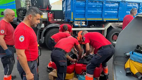 Los bomberos este fin de semana colaborando en la carga del material
