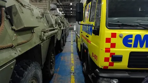 Camión de Emerlan con los vehículos militares dentro del barco