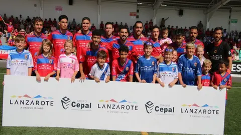 Imagen del equipo con sus aficionados antes del arranque del encuentro
