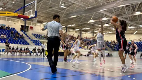 Jugadora del Magec Tías lanzando un triple ante la defensa del Lleida.