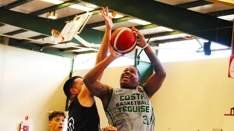 Jugador de Costa Teguise intentando lanzar a canasta.