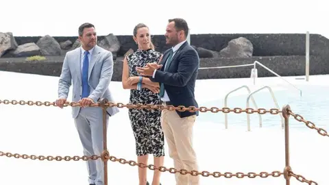 El alcalde de Arrecife con el vicepresidente del Cabildo y la consejera de Turismo del Gobierno de Canarias.