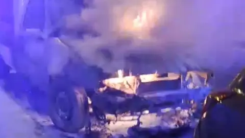 El coche incendiado en la calle Alfonso XII.